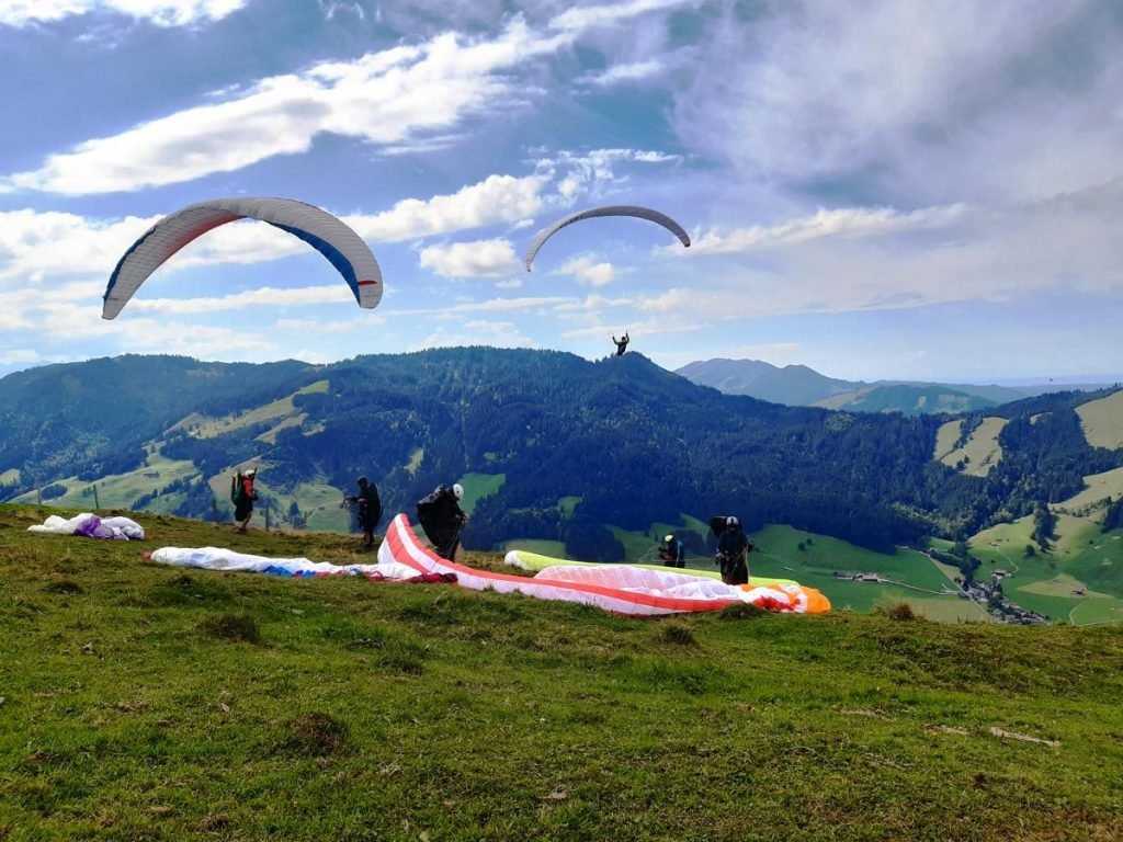 Pilot beim Brevet-Flug in den Schweizer Alpen