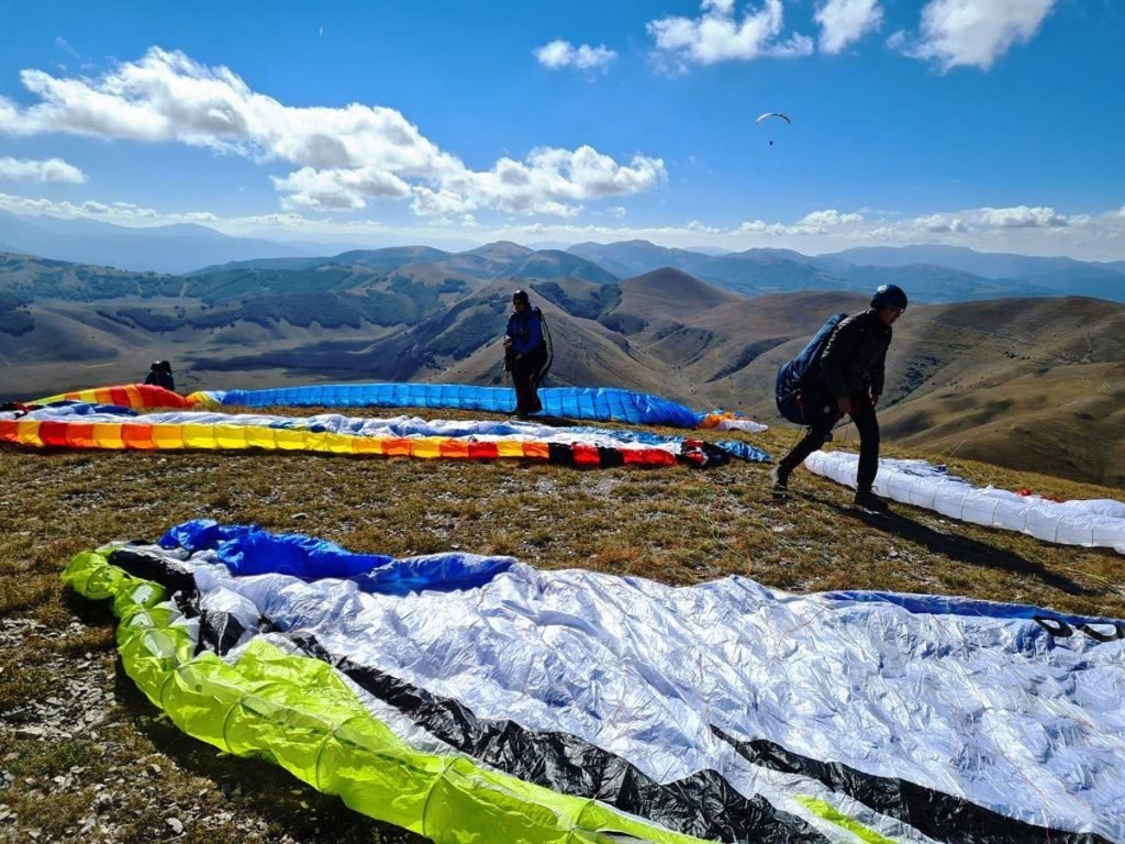 Gleitschirm-Pilot über Schweizer Alpen